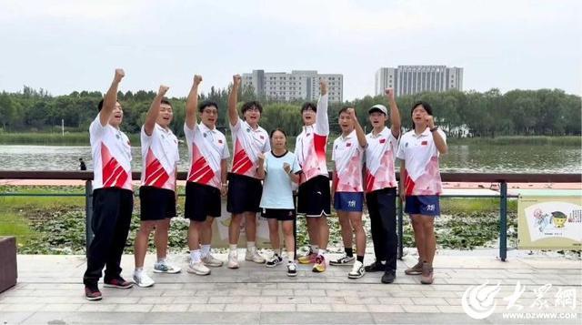 在河面上划, 并得到百事, 临沂报道