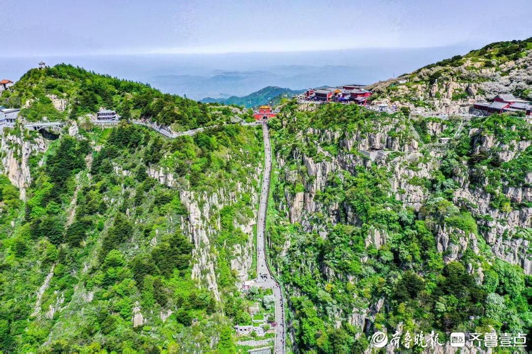 届泰山国际, 徒步活动在