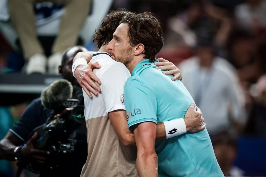 看台上, AA 看台上, AA